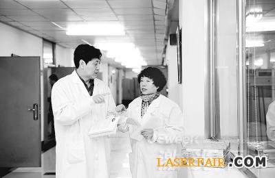 24年專(zhuan) 注衛星激光通信研究的哈工大教授馬晶（左）和譚立英（右）