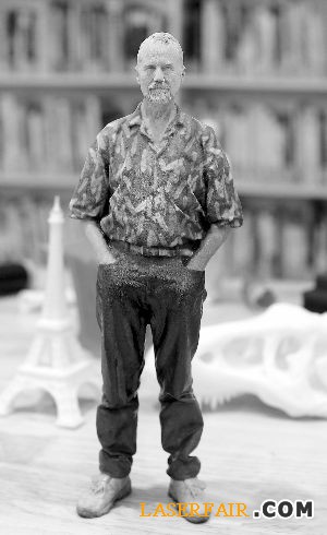 昨天，由江蘇省科協、南京弘穀信息科技有限公司、南京市天正小學三方聯合舉辦的3D打印科普課程示範現場會在天正小學圖書館舉行。孩子們已學會自己建模，自己設計3D打印的內容。課堂的一角，有孩子們3D打印出來的成品：藍色的花、自由女神像、埃菲爾鐵塔&hellip;&hellip;天正小學是目前南京唯一一所開設3D打印課的小學，該課程將來還會在其他學校陸續推廣。現代快報記者