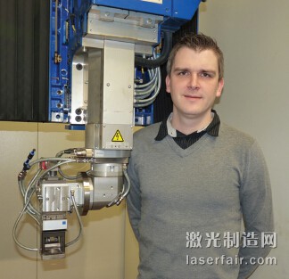 BAM德國聯邦材料研究和測量研究所（德國柏林）研究員 Marcel Bachmann與(yu) 激光焊接機的合影。