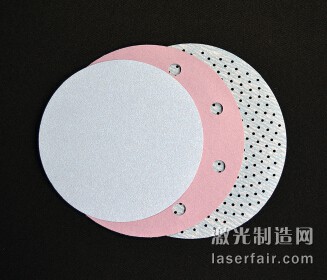 圖2：三個(ge) 砂碟展示了其演化過程：從(cong) 沒有孔到10mm直徑的孔， 再到更高密度的1.5mm的孔。(圖片來自：Norton|Saint-Gobain)
