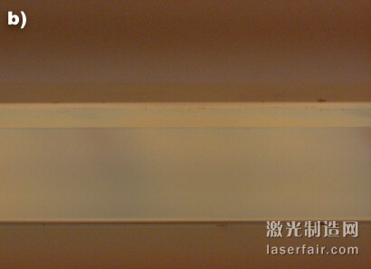 微分幹涉相差顯微鏡下的0.77mm厚康寧 CT24玻璃的橫截麵。使用CO2碳激光器 （約10μm）（a）切割的部件顯示了剩餘(yu) 應 力，而使用CO激光器（約5μm）（b）切割 的部件則無缺陷。