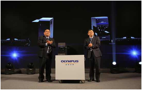 奧林巴斯（日本）科學事業(ye) 統括 市場本部副本部長廣橋章生（左一）與(yu) 奧林巴斯（中國）科學事業(ye) 統括 市場營業(ye) 本部副本部長趙新安（右一）共同為(wei) 新產(chan) 品揭幕