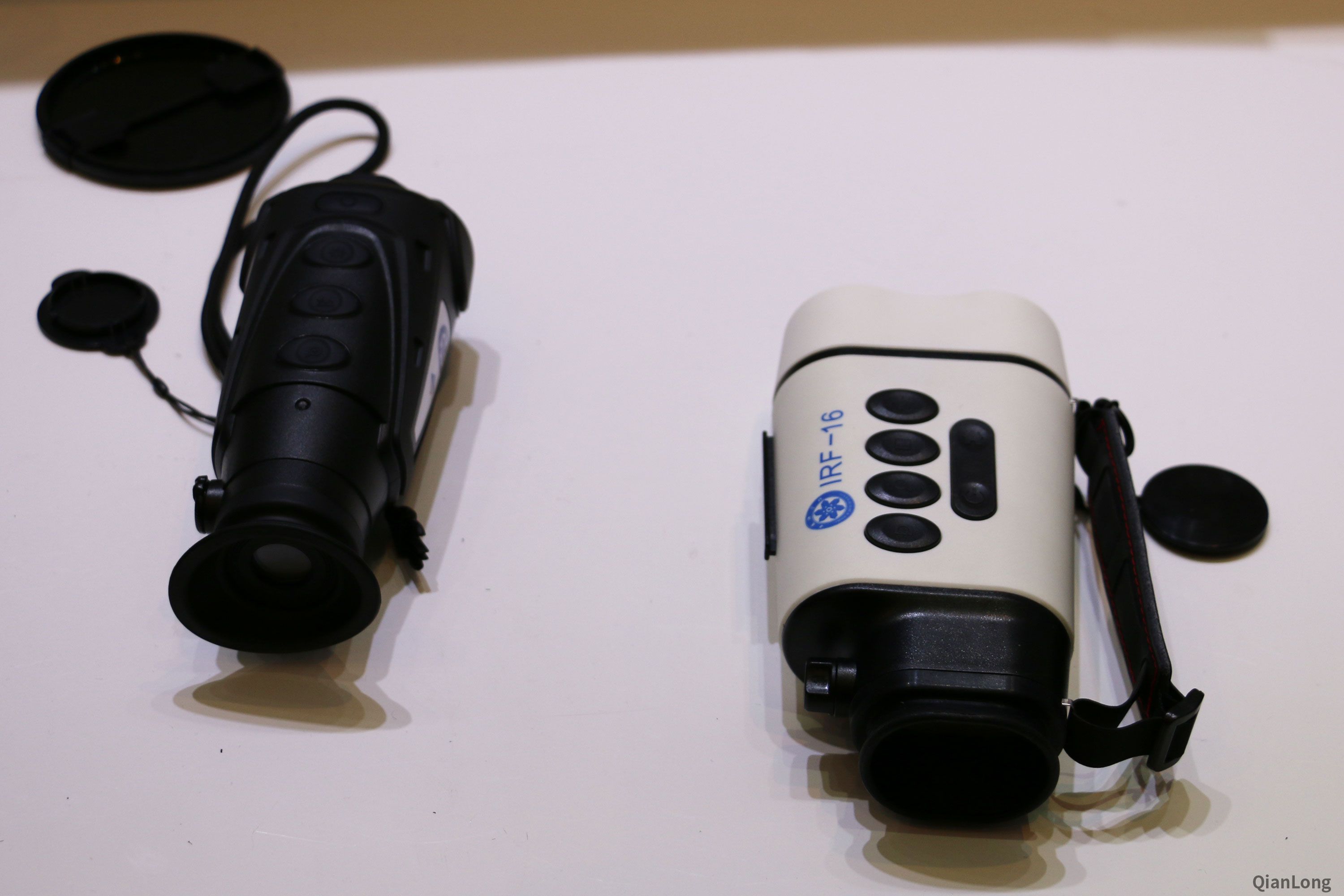 05.在西安光電所科技成果展示中心內(nei) 展出的精密電子設備所需的電子元器件。(千龍網軍(jun) 事頻道記者 馬群 攝)