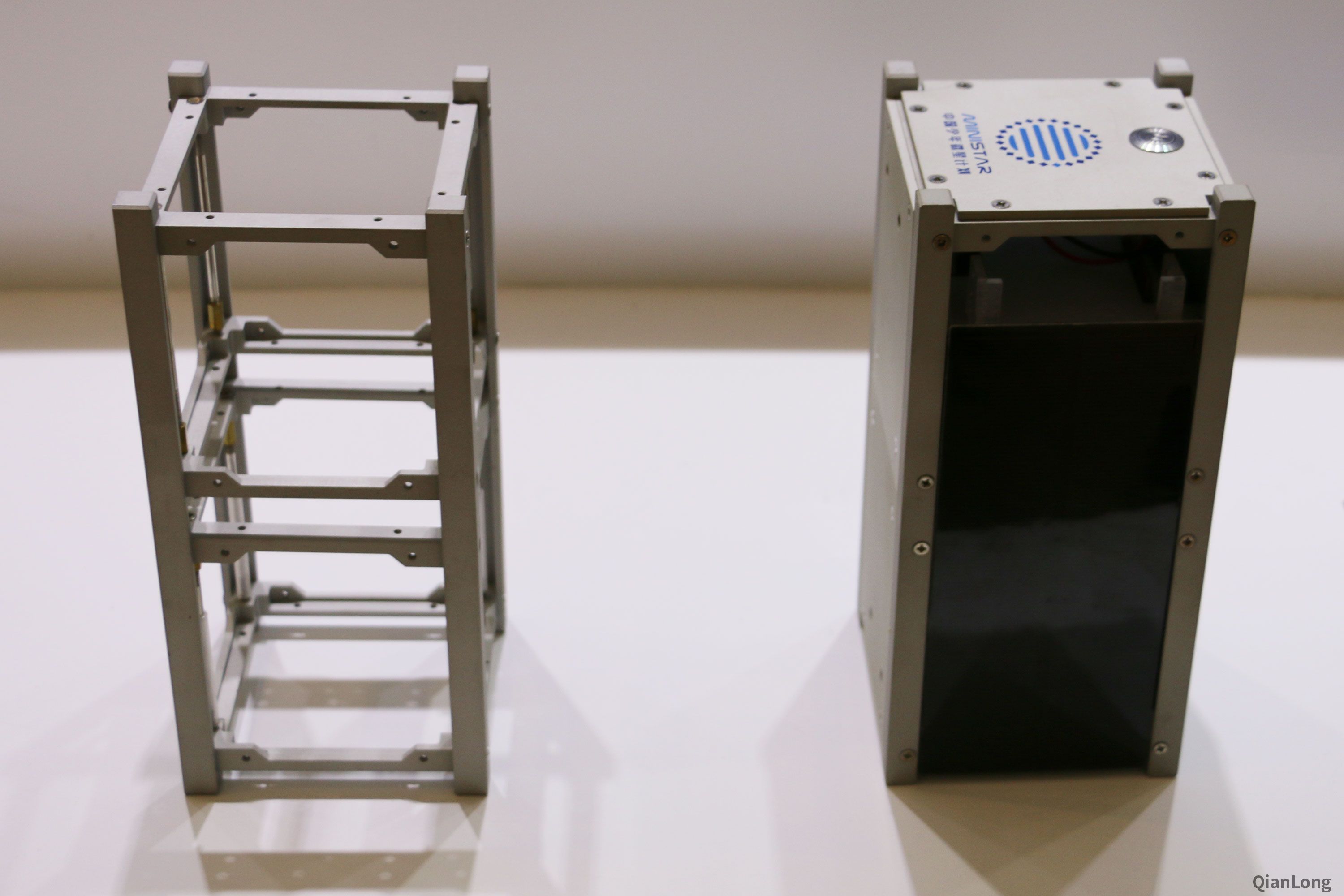 21.在西安光電所科技成果展示中心內(nei) 展出的微衛星。據記者現場感受,體(ti) 積相當小,一個(ge) 中學生的書(shu) 包都完全可以裝的下。(千龍網軍(jun) 事頻道記者 馬群 攝)