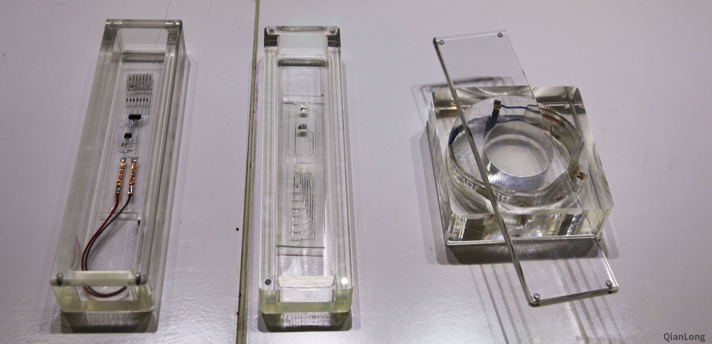 23.在西安光電所科技成果展示中心內(nei) 展出的液態金屬電子增彩製造的樣品。西安光電所獨創的液態金屬電子增彩技術,目前已實現液態金屬打印雷達波天線,並可融入飛機機翼或人類皮膚表麵。(千龍網軍(jun) 事頻道記者 馬群 攝)