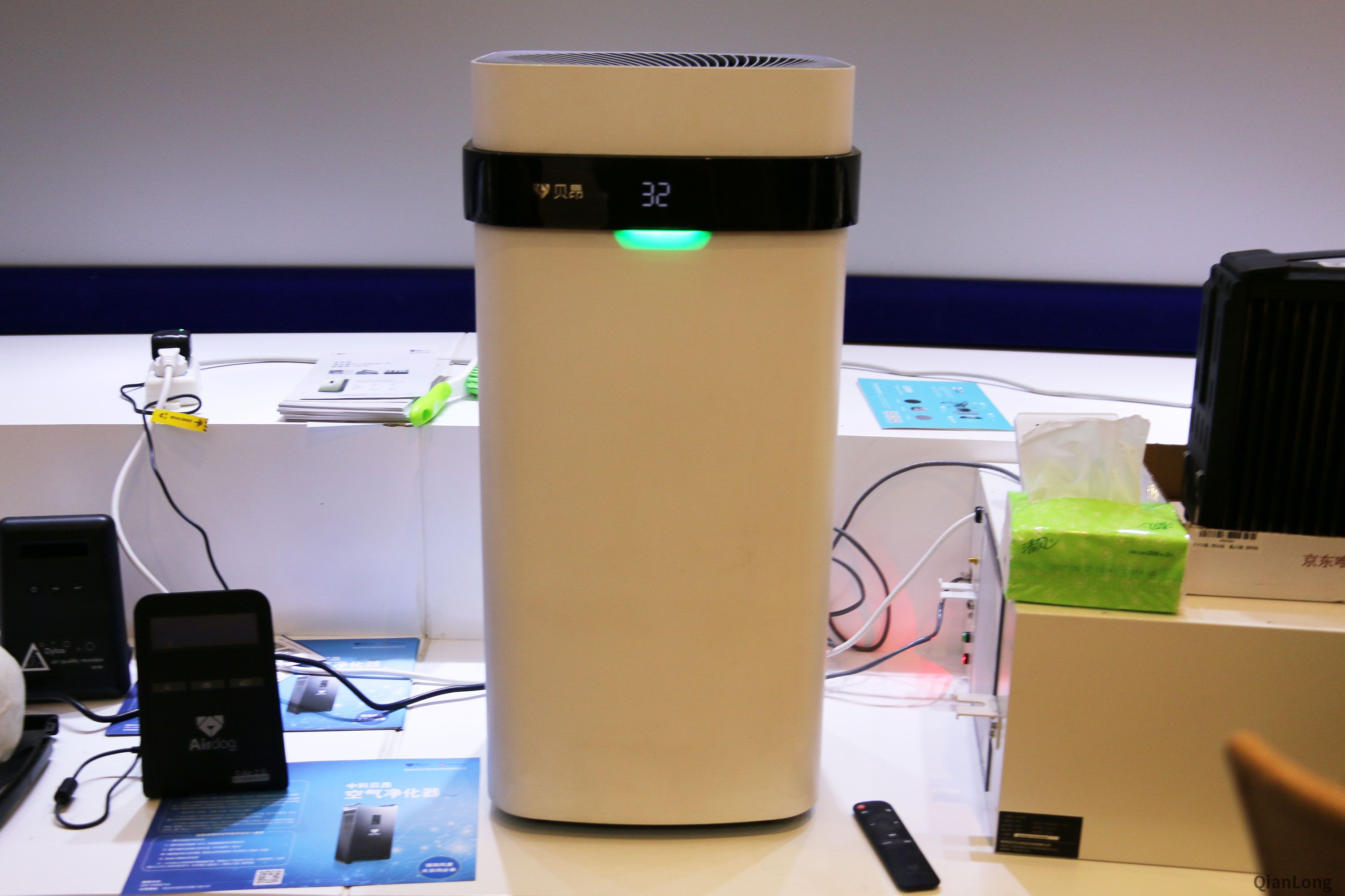 16.在西安光電所科技成果展示中心內(nei) 展出的空氣淨化器,目前在國內(nei) 已經投入市場。其過濾芯片采用靜電吸附的原理設計,效率高、情節成本低。(千龍網軍(jun) 事頻道記者 馬群 攝)