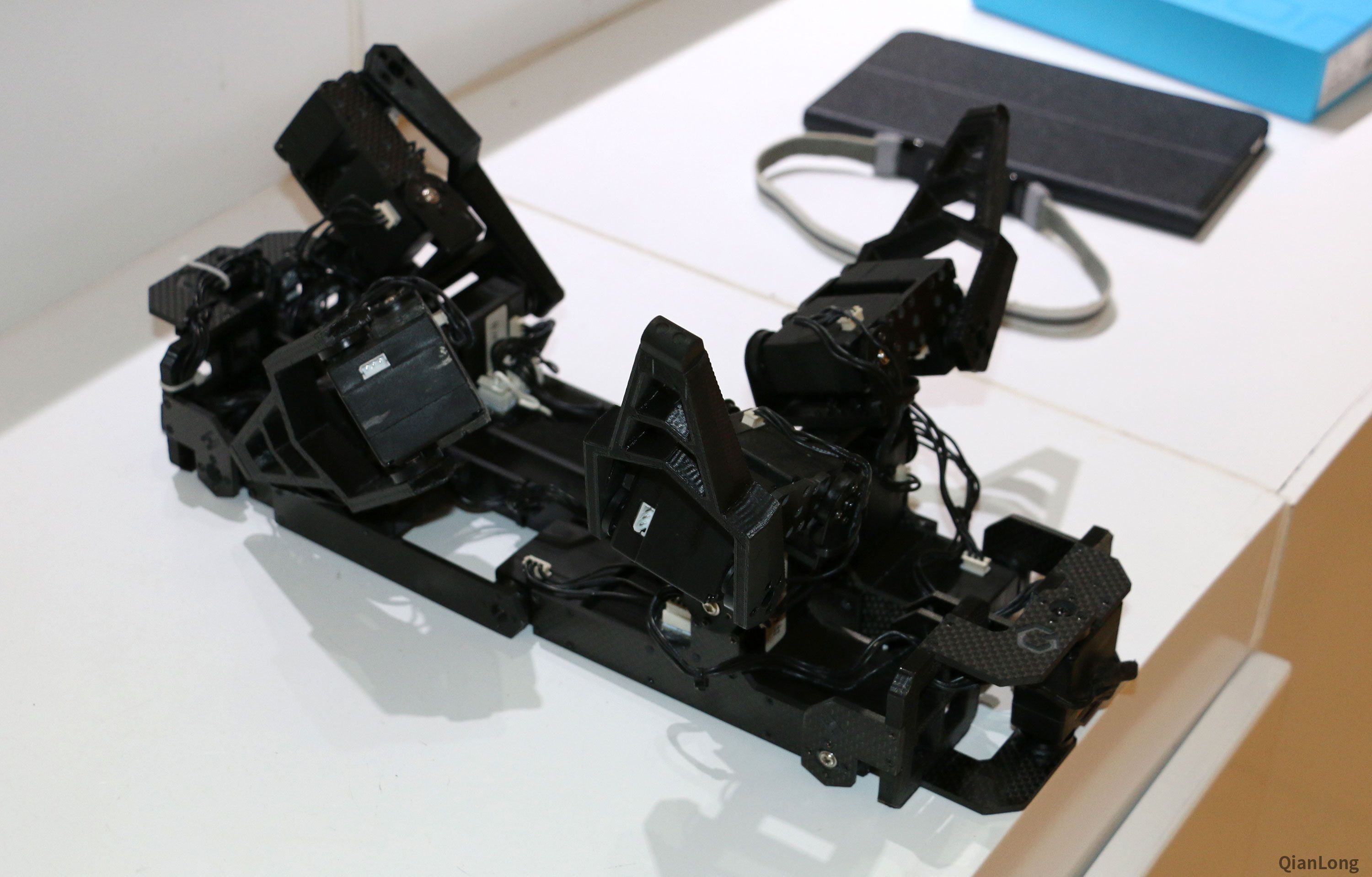 20.在西安光電所科技成果展示中心內(nei) 展出的特種多業(ye) 務無線自組網係統。其關(guan) 鍵技術指標對美軍(jun) 第三代單兵係統“奈特勇士”戰術通信終端,在國內(nei) 也是首先解決(jue) 了超大規模組網的技術難題,目前已參與(yu) 部分國內(nei) 安保任務。(千龍網軍(jun) 事頻道記者 馬群 攝)