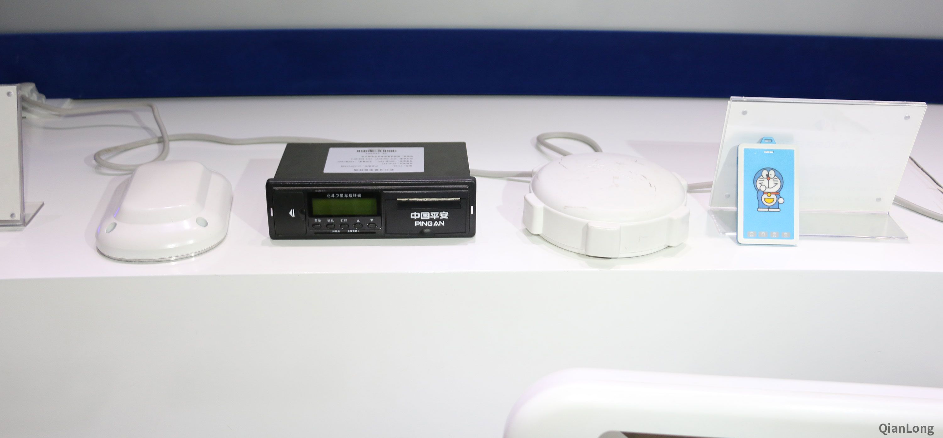 13.在西安光電科技成果展示中心內(nei) 展出的北鬥係統終端,從(cong) 車載到個(ge) 人攜帶的便攜式終端都已經研發成功。(千龍網軍(jun) 事頻道記者 馬群 攝)