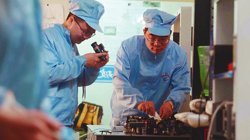“雕刻”時間的人：超窄線寬激光研製