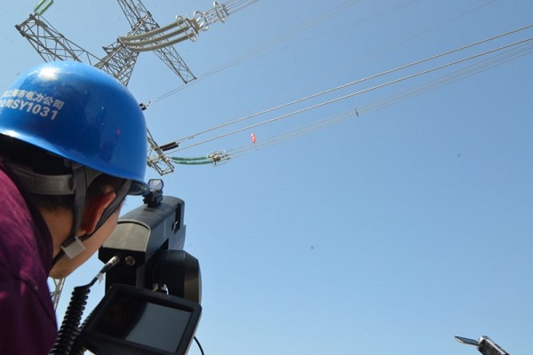 風箏掛電線上了怎麽辦 “激光炮”一分鍾搞定
