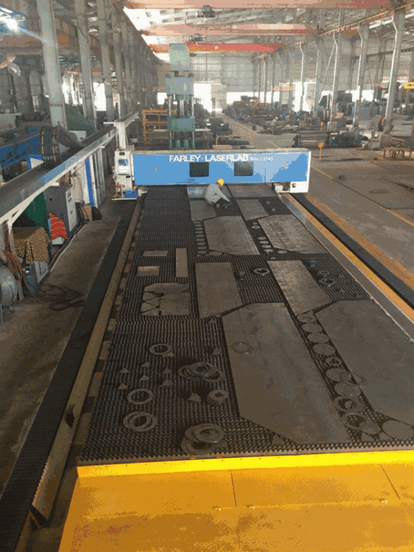 鐵拓機械的下料車間裏一台FARLEY·LASERLAB光纖傳導激光切割機正在進行上下料作業