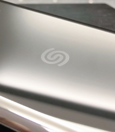 圖 3. 拋光陶瓷表麵上的徽標打標