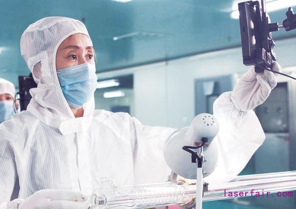 吉林省永利激光科技有限公司工作人員在查看儀(yi) 表參數。