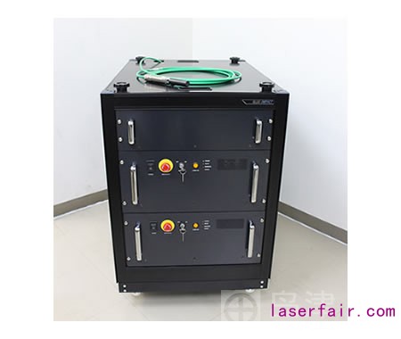 今回開発した青色半導體(ti) レーザー光源（図は出力200W光源2台を集約したもの）