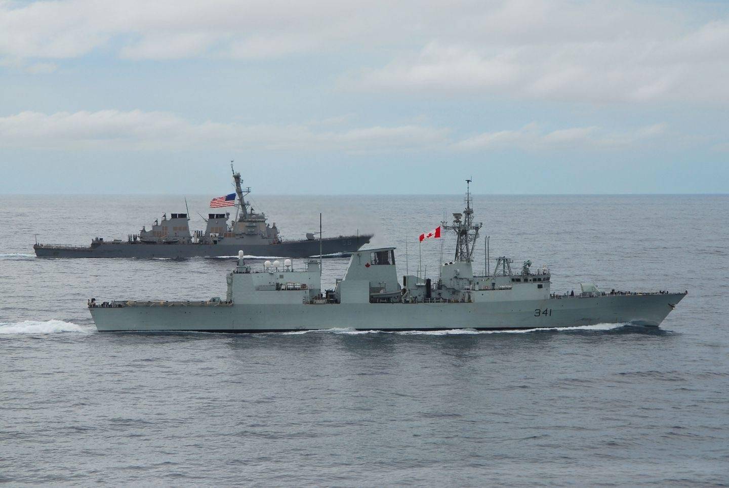 美加戰艦聯合巡航台海顯示，美國為(wei) 在亞(ya) 太遏製中國，找來了比韓日更強的新幫手。