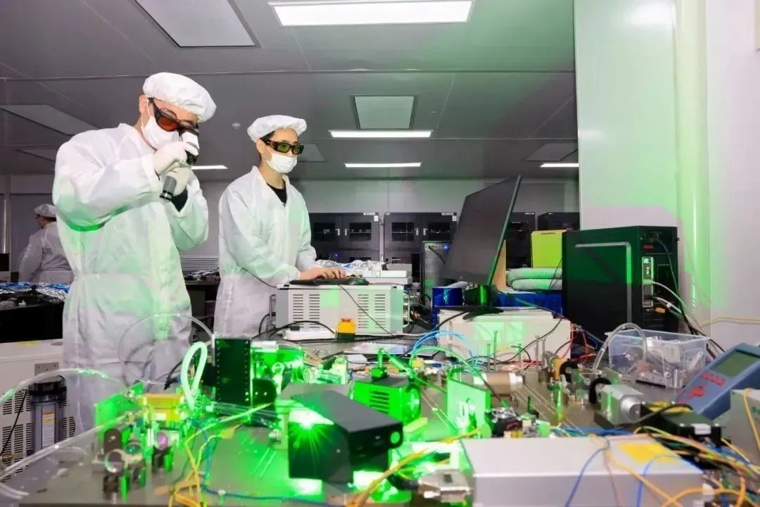 華創鴻度科研人員檢測激光設備（趙明 攝）