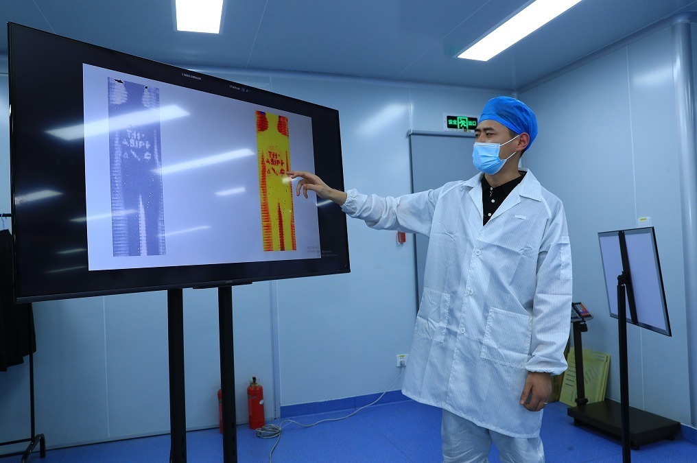 中科太赫茲(zi) 工作人員采集主動式太赫茲(zi) 人體(ti) 安檢設備的成像數據（何剛 攝）