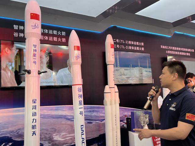 “穀神星一號”固體(ti) 運載火箭和“智神星一號”可重複使用的液體(ti) 運載火箭模型吸引了大家的關(guan) 注。宋婧 攝