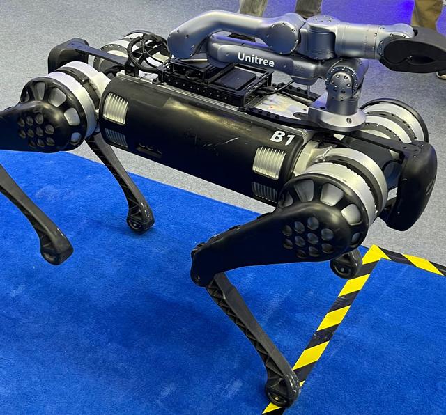 北京市消防救援總隊展台展出的“四足機器人”。宋婧 攝