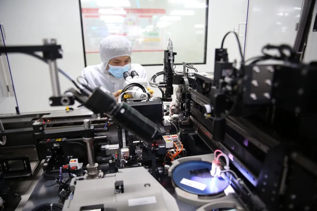 華工科技光芯片封裝產(chan) 線。企業(ye) 供圖