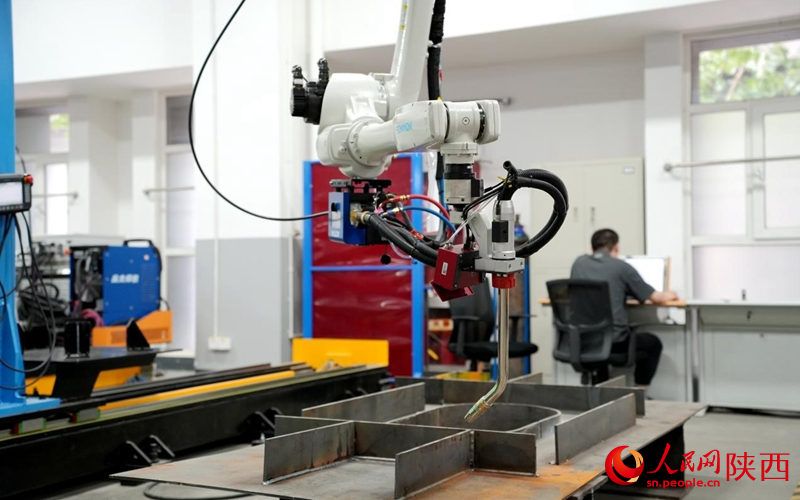 西安中科光電智能焊接機器人。人民網記者 孫挺攝