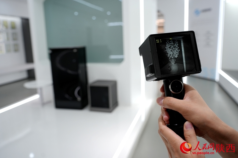 手持式穿透成像儀(yi) 成像效果。人民網記者 孫挺攝