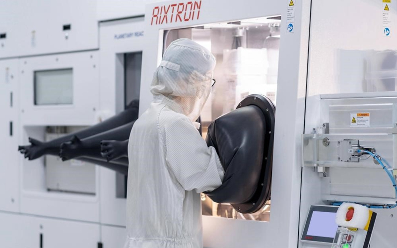 技術人員在唐晶量子生產(chan) 車間操作MOCVD設備。受訪者供圖