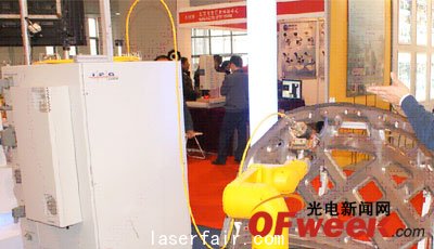 IPG 10000瓦光纖激光器與(yu) 機器人集成模擬汽車前蓋三維切割
