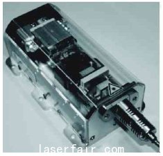 多個(ge) 微通道冷卻半導體(ti) 激光堆集成光纖耦合輸出模塊結構