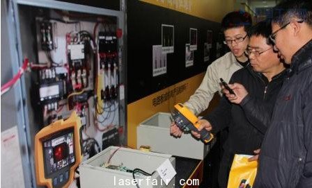 參會(hui) 人員正試用福祿克熱像儀(yi) 