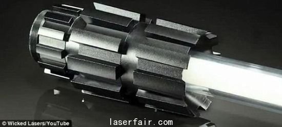 這款激光劍價(jia) 格不菲,高達400美元,其中劍柄100美元,Spyder 3激光器300美元
