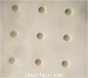 利用ps-Laser 1064 nm， 50 W進行陶瓷鑽孔