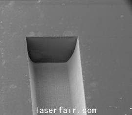 利用ps-Laser 1064 nm在玻璃內(nei) 250 μm寬的微通道加工
