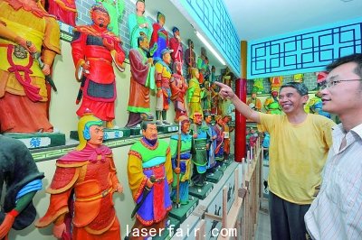 襄陽一老人在自辦的“三國人物泥塑館”為(wei) 參觀者介紹自己的泥塑作品。