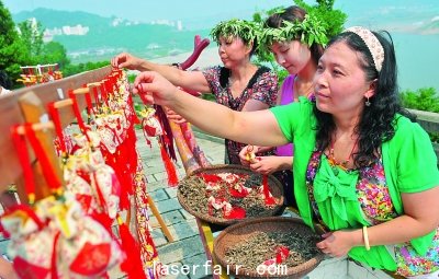 在屈原故鄉(xiang) 宜昌秭歸縣,居民用艾葉、花椒和丁香等製作香囊。