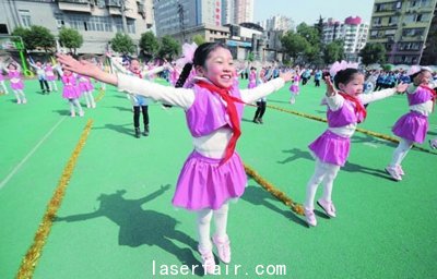 黃石市第八屆校園文化藝術節上孩子們(men) 在表演舞蹈。
