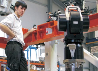 MCE的工程師在使用API激光跟蹤儀(yi) 對飛機機身零部件進行檢測