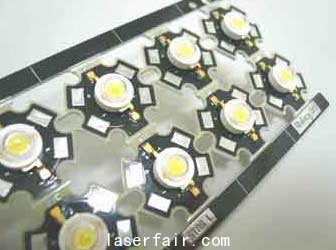 圖說:LED芯片大多利用芯片大型化、改善發光效率、采高取光效率封裝,及大電流化達高亮度目標。