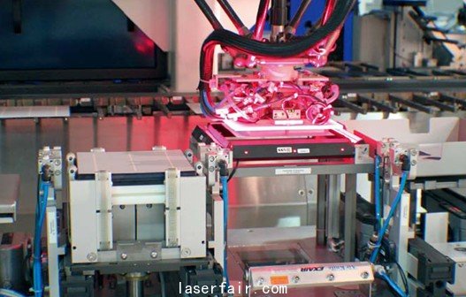 光伏組件生產(chan) 線上的機器人