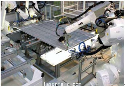光伏組件生產(chan) 線上的機器人