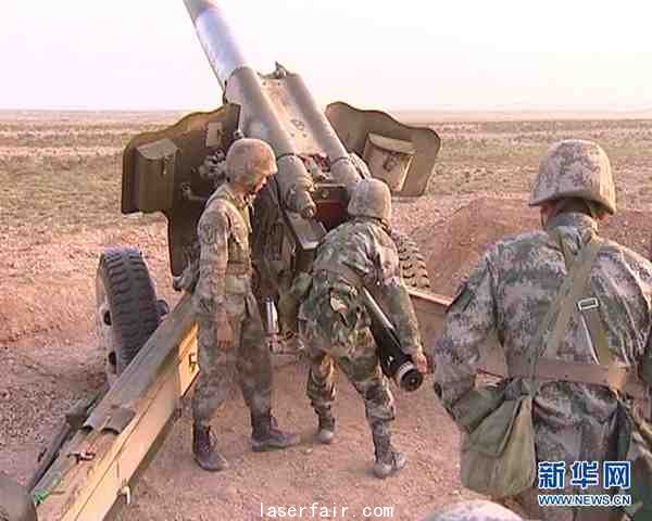 原文配圖: 各司其職,炮手一發實彈裝填。呂海金 攝