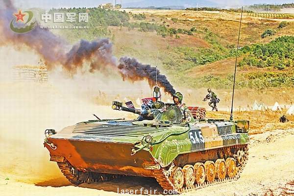 戰車“中彈”受損。張軍(jun)  攝