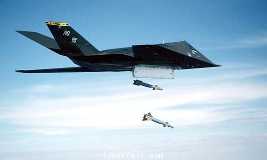 資料圖:F-117投下兩(liang) 枚激光製導炸彈。