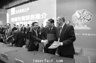 黃加園在去年的世界溫商大會(hui) 上簽約。
