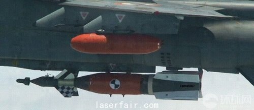 正在印度空軍(jun) 美洲虎戰鬥機上進行投放試驗的Sudarshan精確製導炸彈。