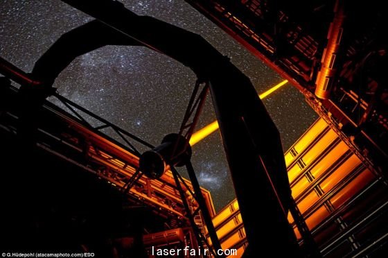 智利歐洲南方天文台帕拉納爾天文台操作的這個(ge) 新PARLA激光器。從(cong) 圖上可以看到,7瓦特激光器發出的橙黃色光束從(cong) 甚大望遠鏡的望遠鏡4的穹隆結構射向高空。在背景圖上還能看到大麥哲倫(lun) 雲(yun)  智利歐洲南方天文台帕拉納爾天文台操作的這個(ge) 新PARLA激光器。從(cong) 圖上可以看到,7瓦特激光器發出的橙黃色光束從(cong) 甚大望遠鏡的望遠鏡4的穹隆結構射向高空。在背景圖上還能看到大麥哲倫(lun) 雲(yun)