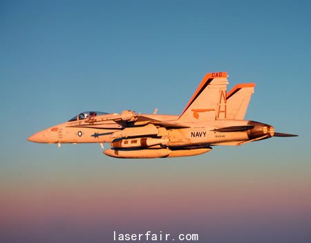 資料圖：美國海軍(jun) “大黃蜂”艦載戰鬥機掛載JDAM炸彈飛行