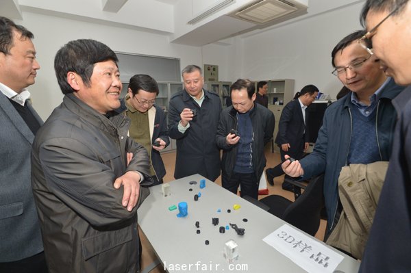 與(yu) 會(hui) 領導專(zhuan) 家參觀中心實驗室