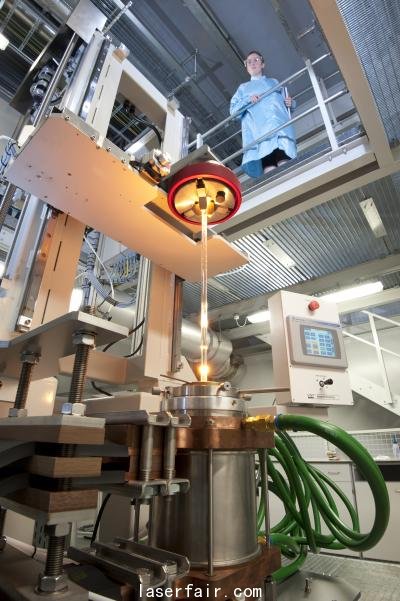 科學家利用這種新型的激光,可以研製在數厘米距離上,能把粒子的能量提升至很高水平的緊湊加速器。