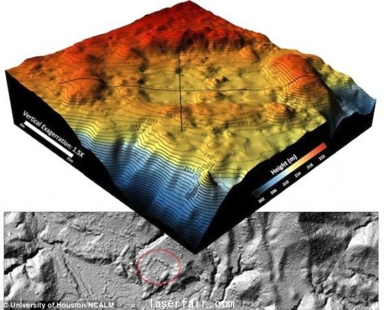 美國休斯頓大學和國家機載激光測繪中心的研究小組繪製的3D數字地形圖，被紅色環繞的是一個(ge) 人造廣場